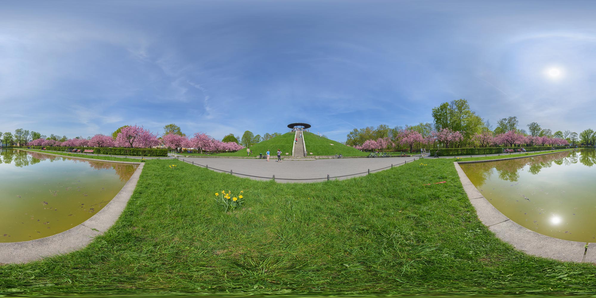 Panorama Berlin Lilienthal-Denkmal - Teich Kirschblüte