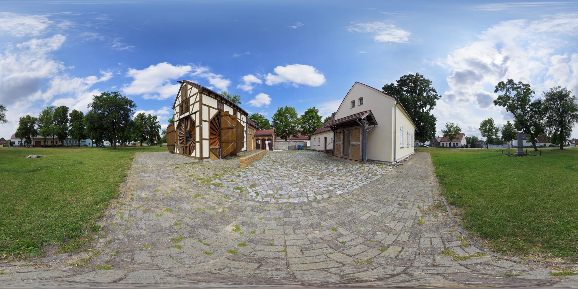 Panorama  Saalow - Scheunenwindmühle - Front