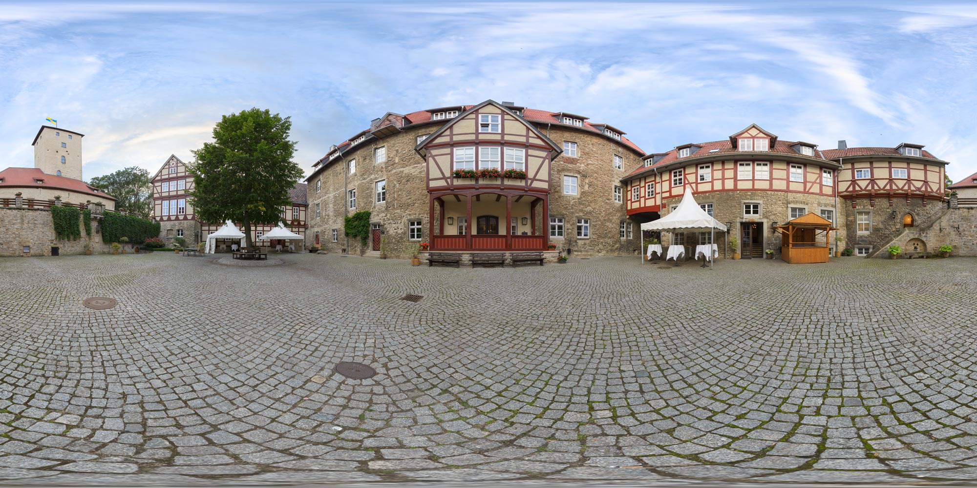 Panorama  Burg Warberg - Hof